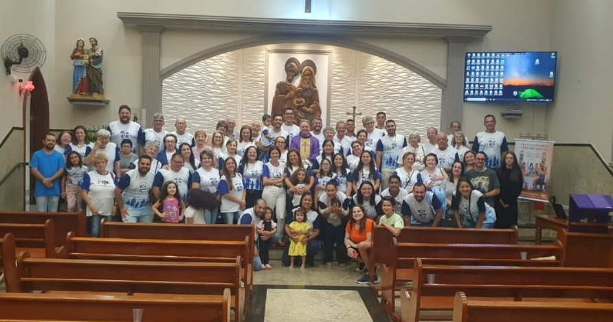 Grupo de mfcistas de Tatuí reunido na igreja, em foto de família