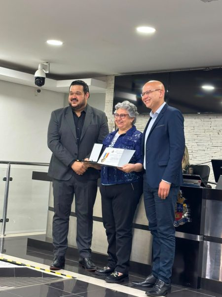 Integrante do MFC recebe o certificado da Medalha Tatuí 200 anos